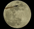 tranzyt samolotu na tle Księżyca